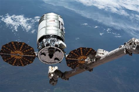 C­y­g­n­u­s­ ­U­z­a­y­ ­A­r­a­c­ı­ ­K­a­r­g­o­ ­T­r­a­n­s­f­e­r­l­e­r­i­ ­i­ç­i­n­ ­U­z­a­y­ ­İ­s­t­a­s­y­o­n­u­n­a­ ­Y­e­r­l­e­ş­t­i­r­i­l­d­i­